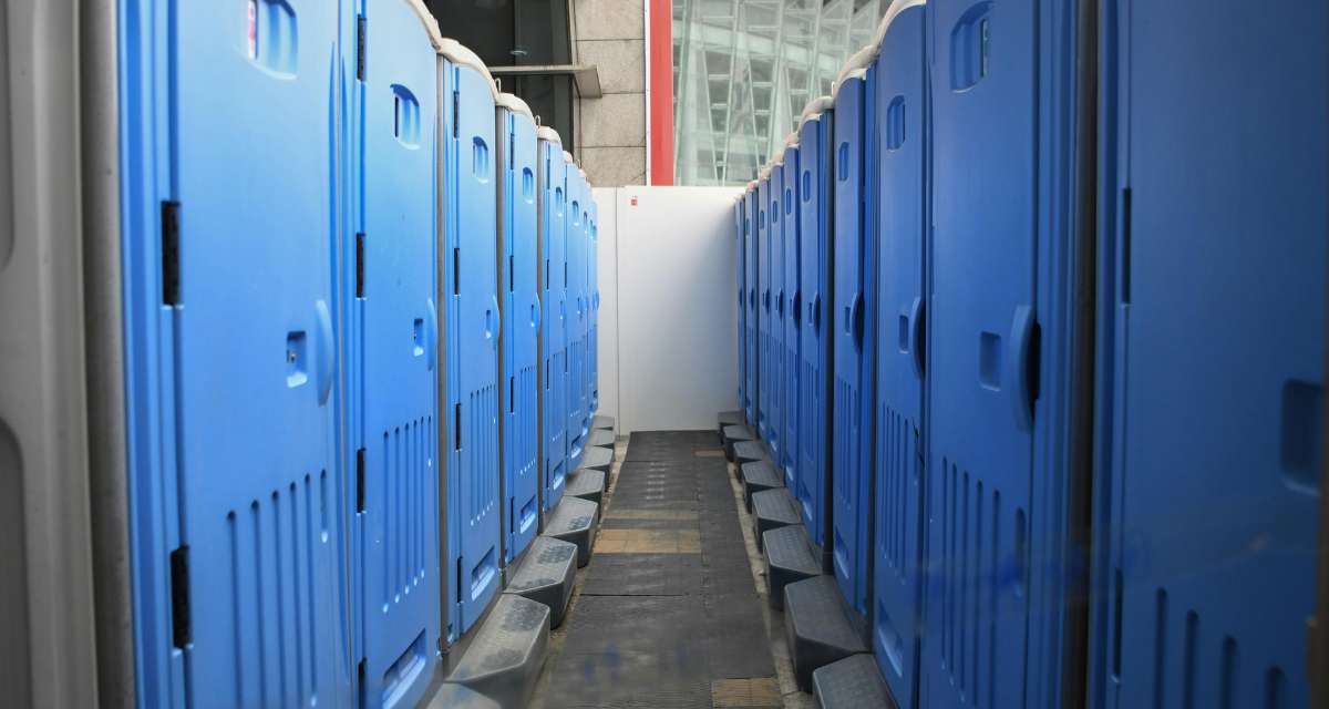 alugel-de-banheiro-quimico-em toda-minas-gerais aluguel de banheiro químico, cabine standard, vip, luxo, pne é com a BQBH equipe por região e cidades mineiras.