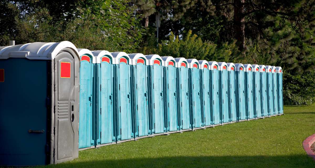 alugel-de-banheiro-quimico-em toda-minas-gerais aluguel de banheiro químico, cabine standard, vip, luxo, pne é com a BQBH equipe por região e cidades mineiras.