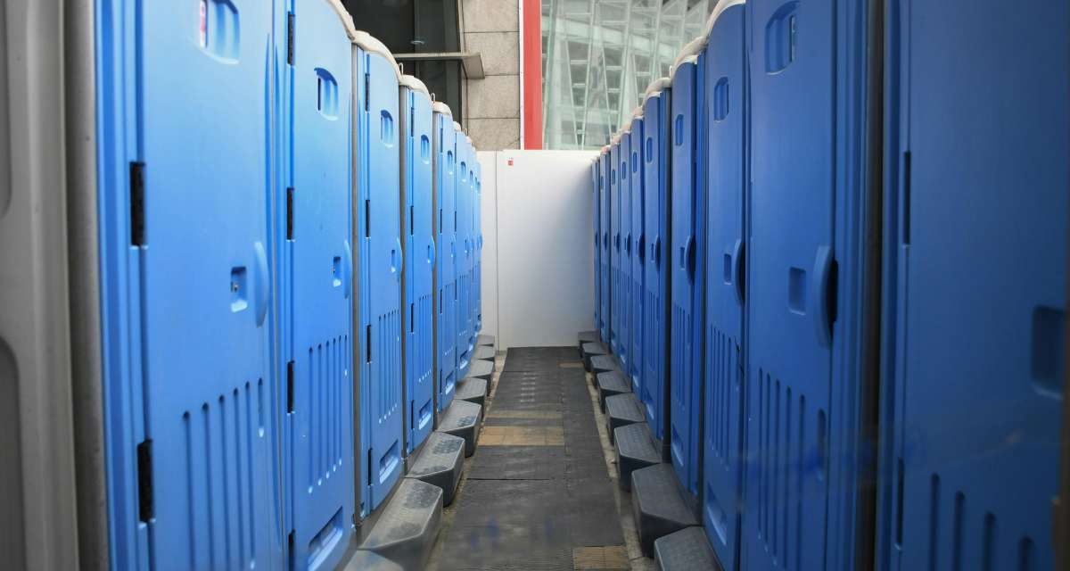 aluguel de banheiro químico, cabine standard, vip, luxo, pne é com a BQBH equipe por região e cidades mineiras.